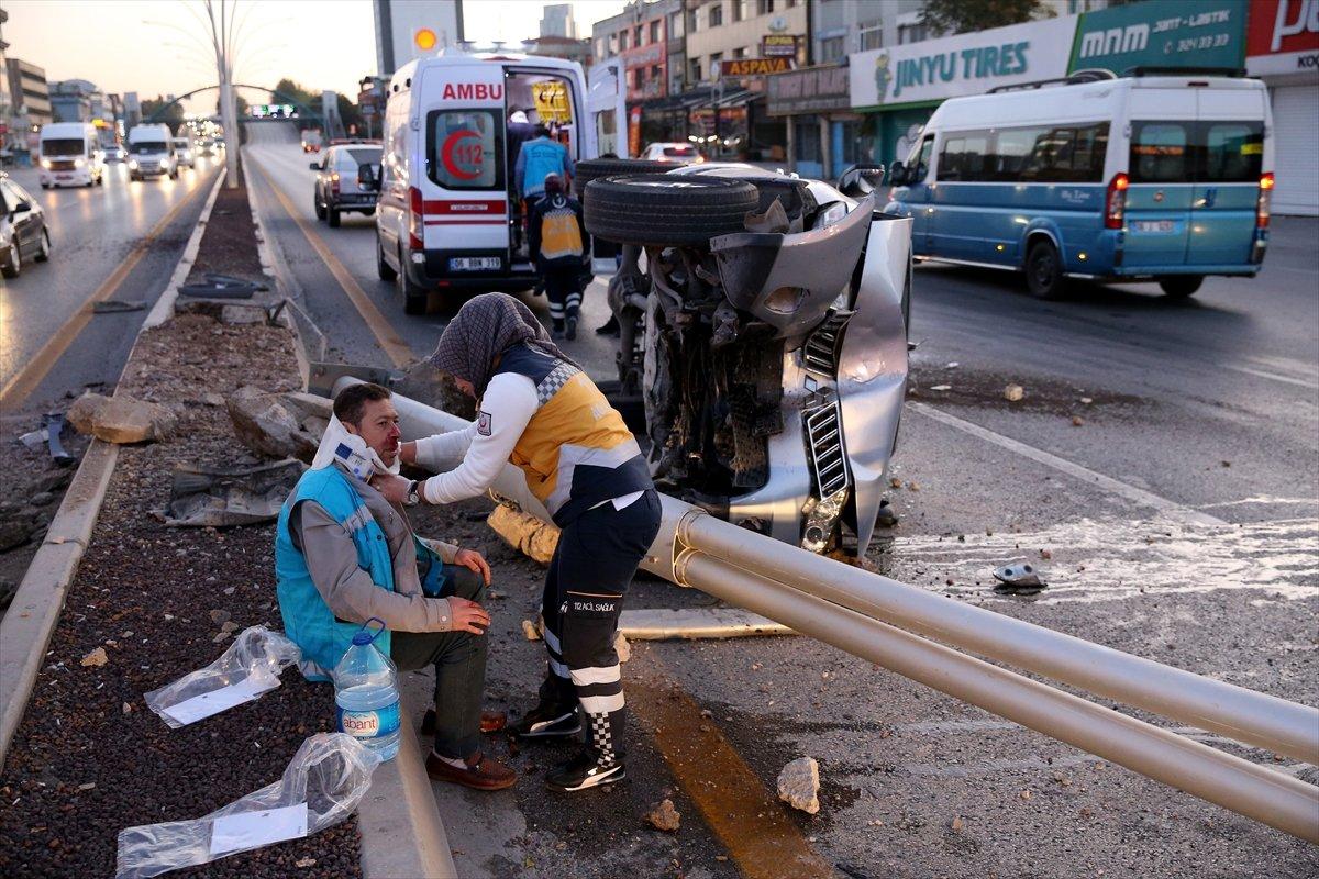 Başkentte refüje çarpan pikap devrildi
