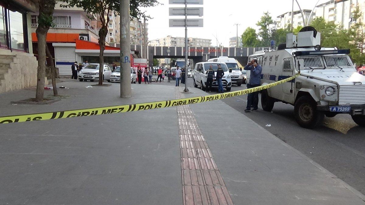 Diyarbakır'da bıçaklı kavga: 1'i ağır 2 yaralı