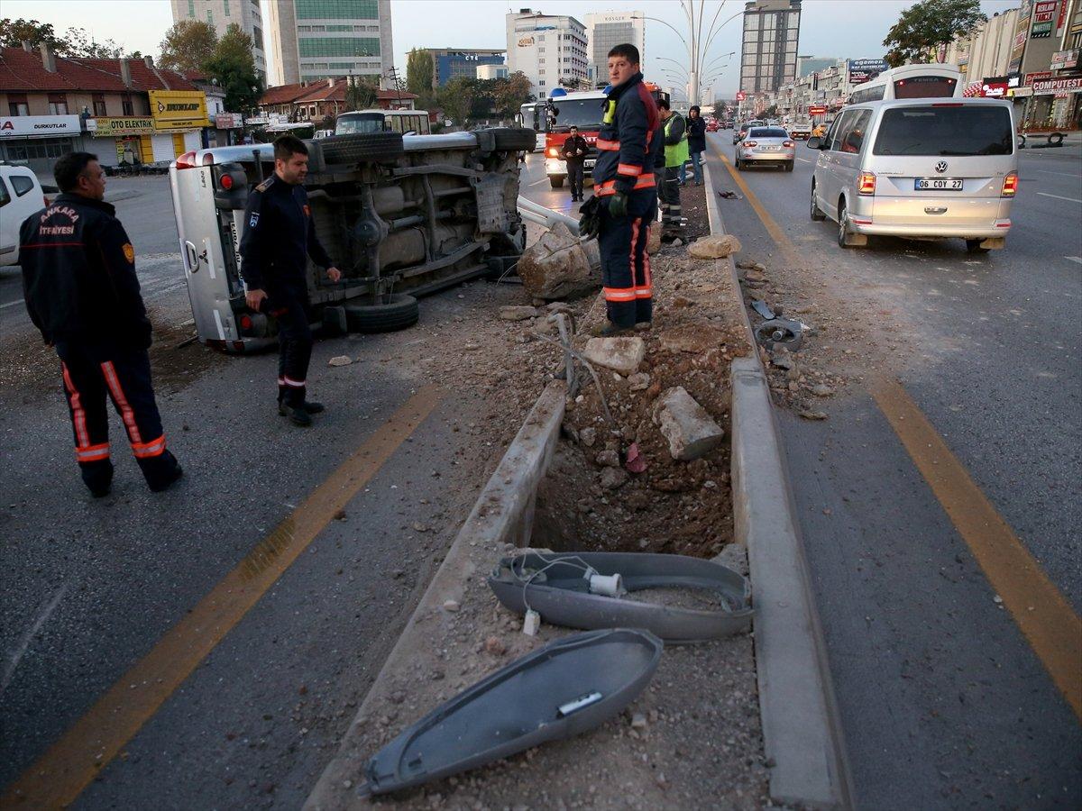 Başkentte refüje çarpan pikap devrildi