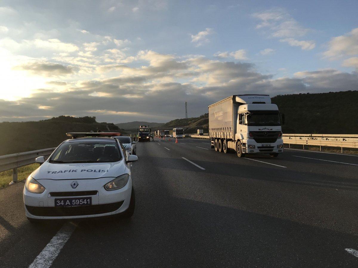 Kuzey Marmara otoyolunda tır çekiciye arkadan çarptı