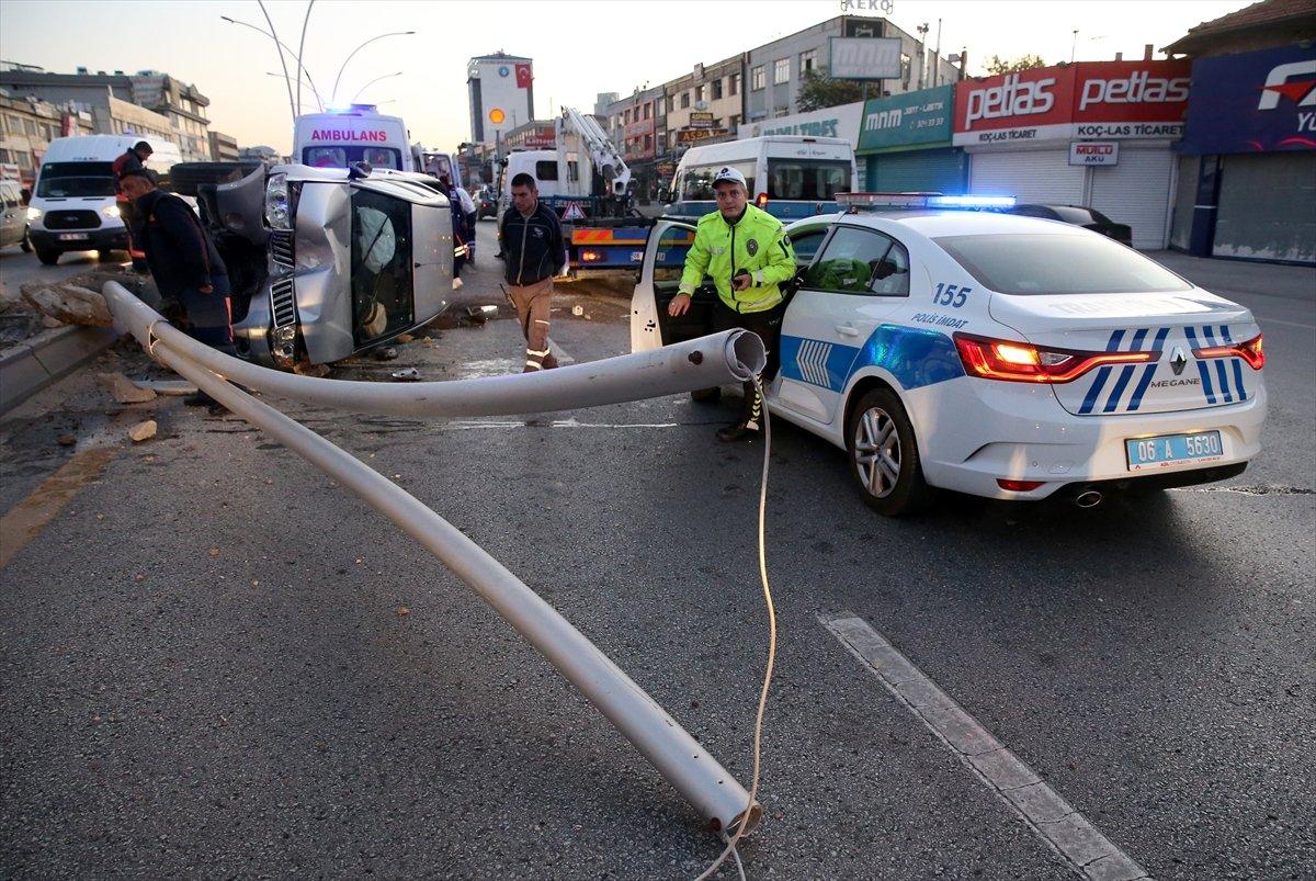 Başkentte refüje çarpan pikap devrildi
