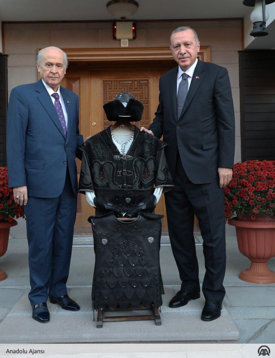 Devlet Bahçeli'den Cumhurbaşkanı Erdoğan'a hediye