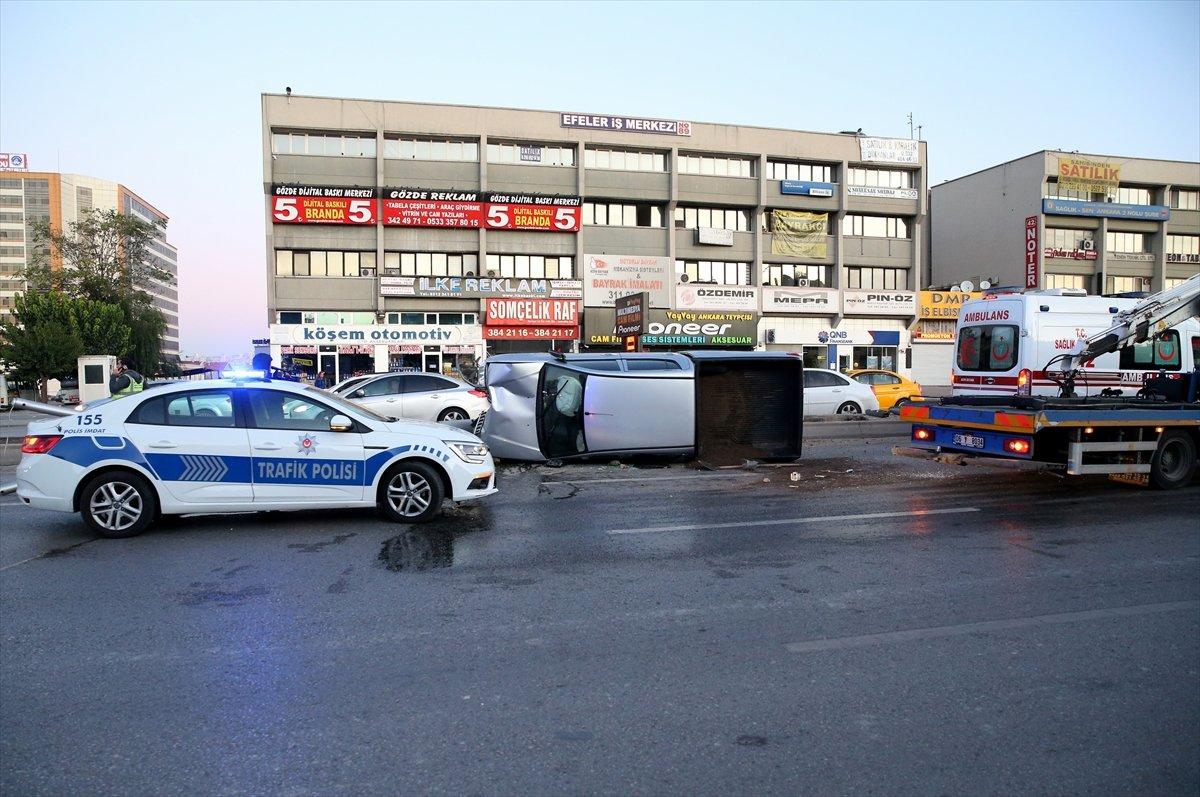 Başkentte refüje çarpan pikap devrildi