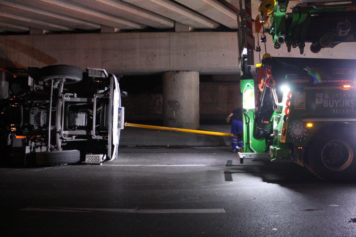 Bakırköy'de tır üst geçide çarparak devrildi