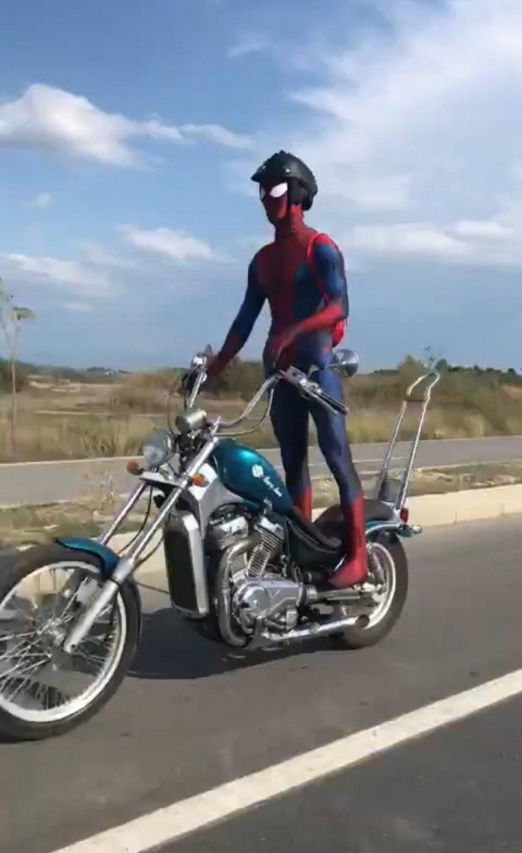 Örümcek adam kıyafetiyle motosiklet kullandı