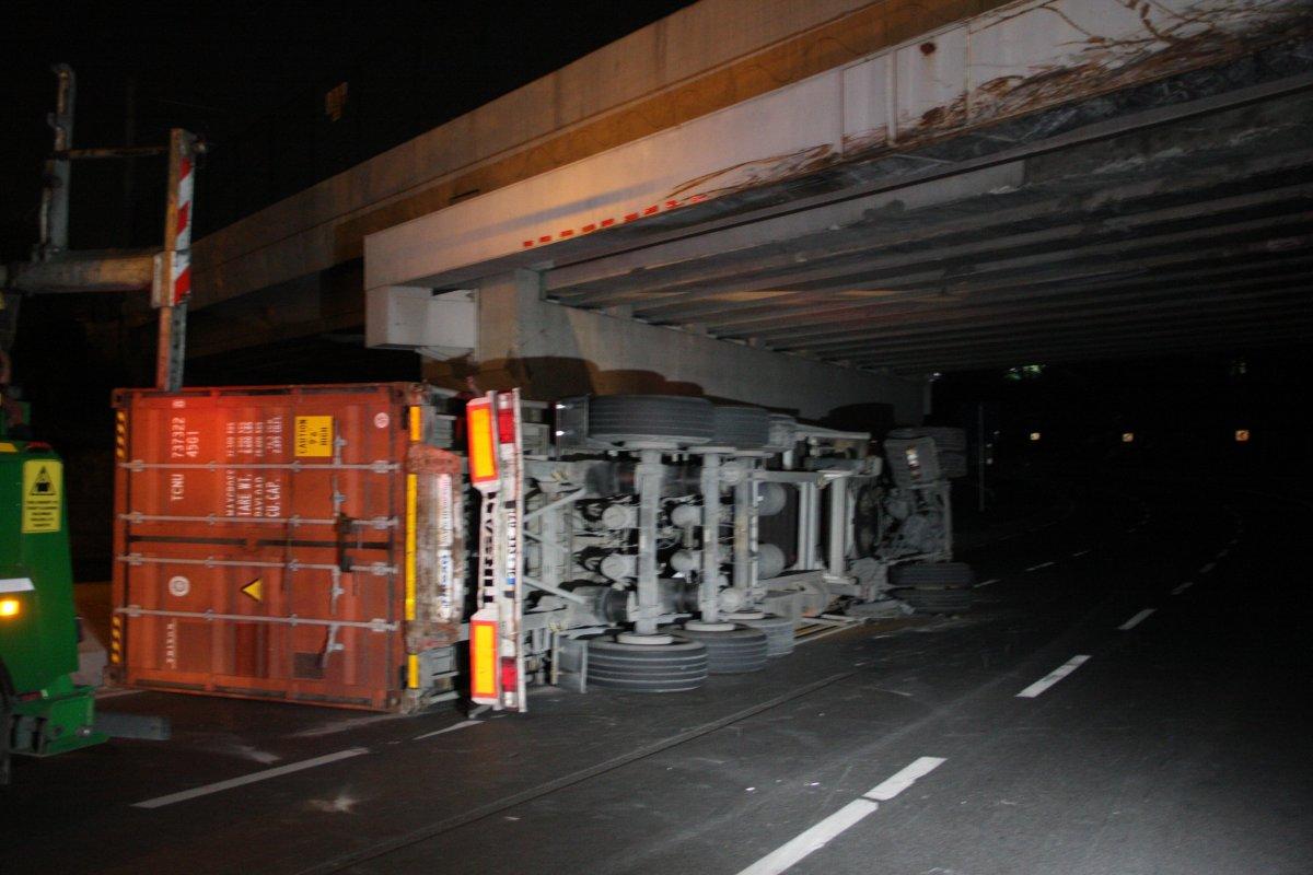 Bakırköy'de tır üst geçide çarparak devrildi