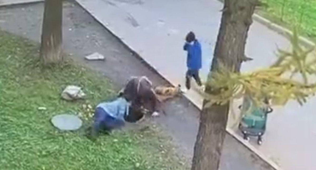 Tataristan'da rögara düşen çocuğu annesi kurtardı