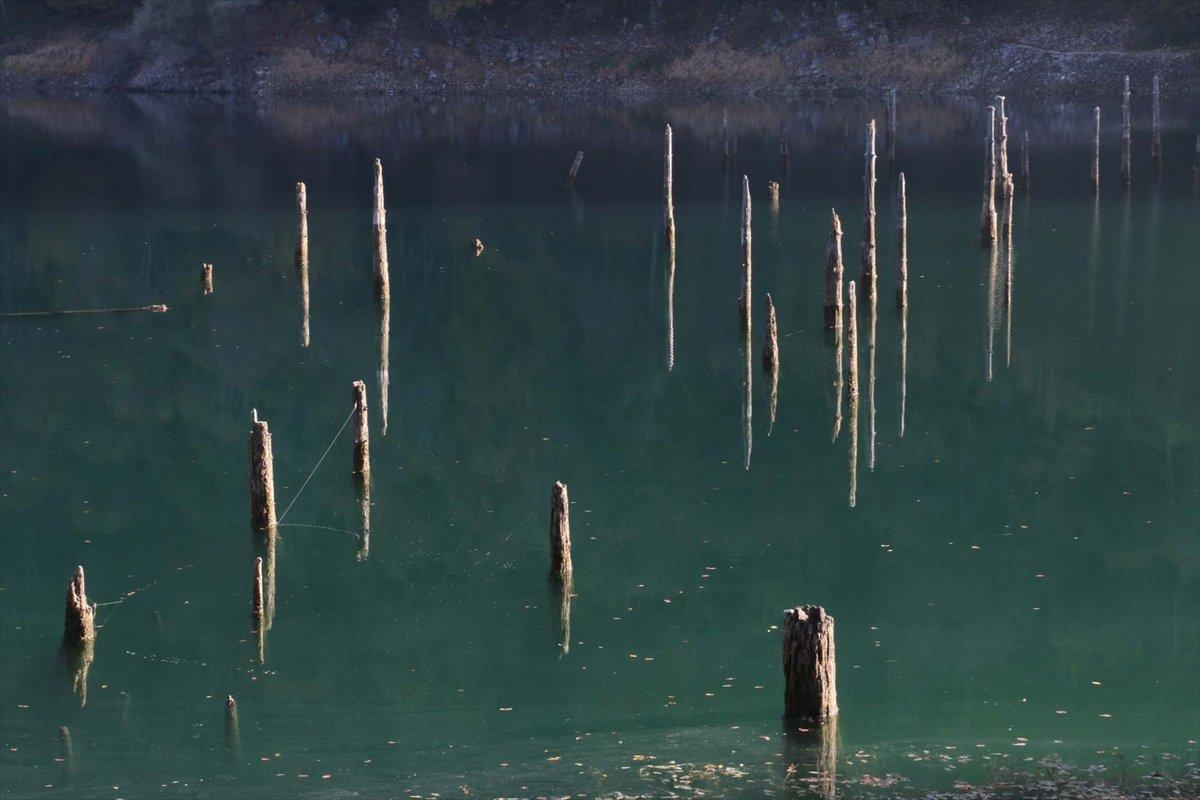 Bolu'da göl suyunun çekilmesiyle ilginç görüntüler oluştu