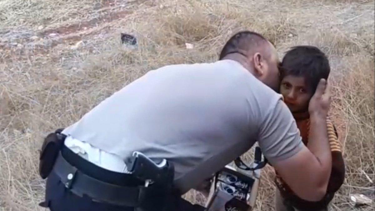 Türk polisinden Suriyeli çocuğa hediye