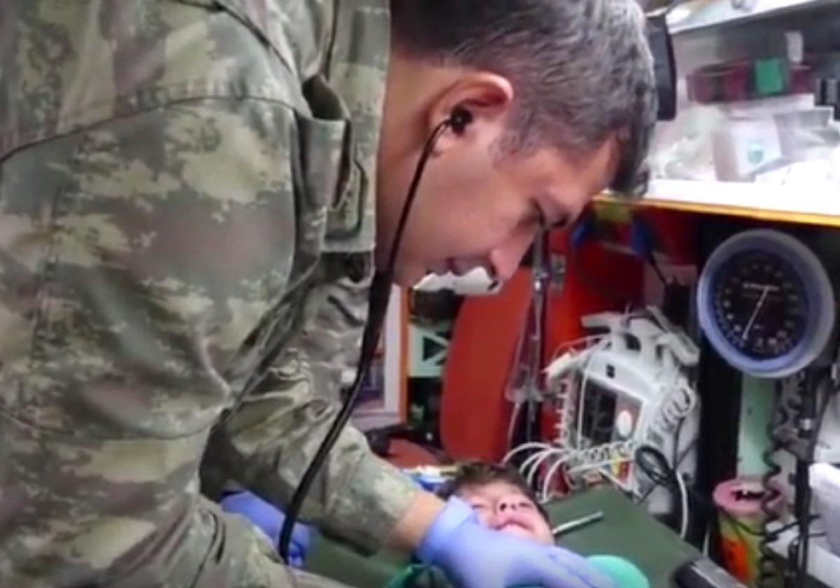 TSK, mobil klinikle Tel Abyad halkının yaralarını sarıyor