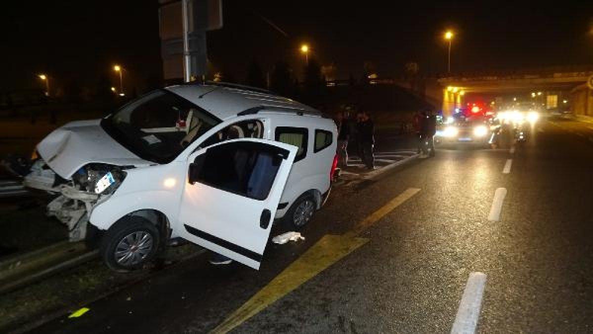 Düzce'de kontrolden çıkan araç bariyerlere çarptı