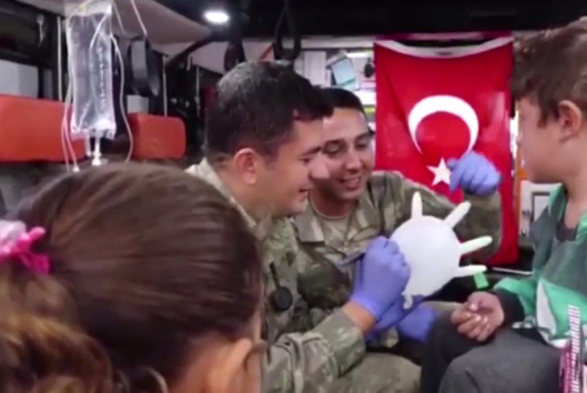 TSK, mobil klinikle Tel Abyad halkının yaralarını sarıyor