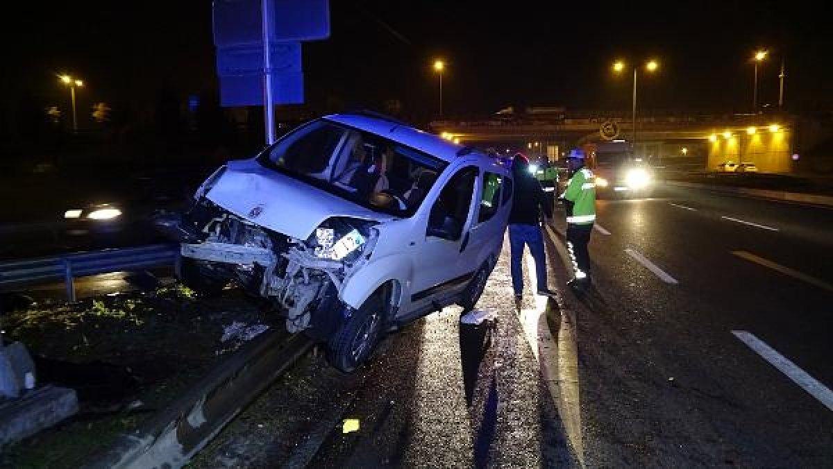 Düzce'de kontrolden çıkan araç bariyerlere çarptı