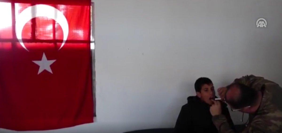 TSK, mobil klinikle Tel Abyad halkının yaralarını sarıyor