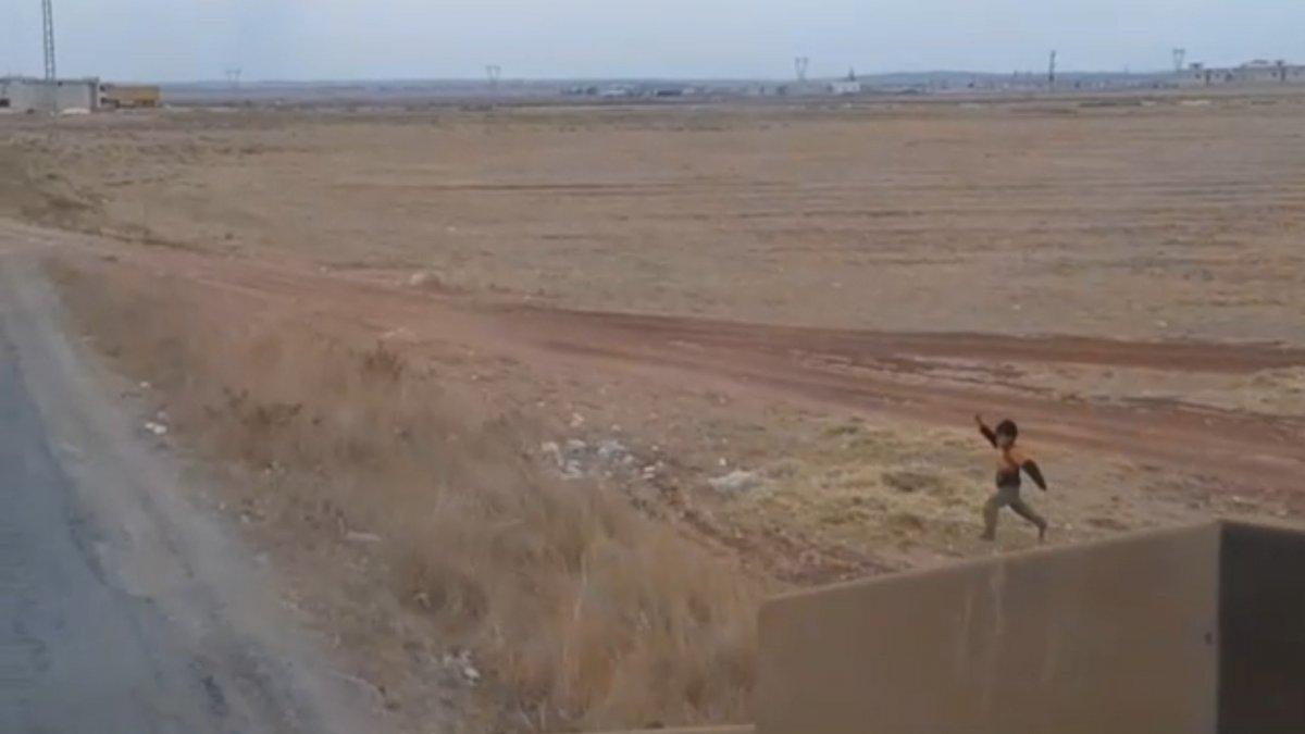 Türk polisinden Suriyeli çocuğa hediye