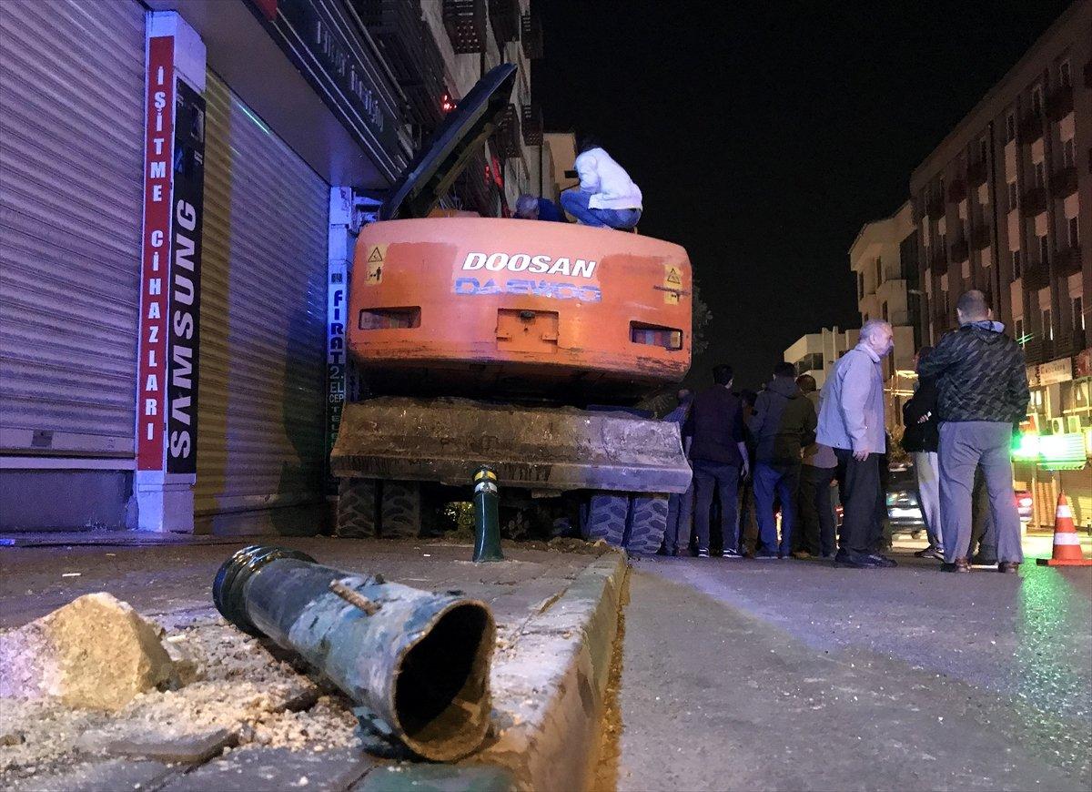 Bursa'da freni boşalan iş makinesi direğe çarparak durdu