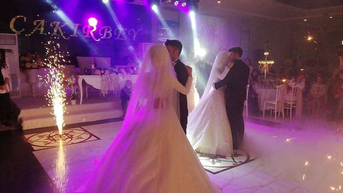 Gelinler de damatlar da ikiz