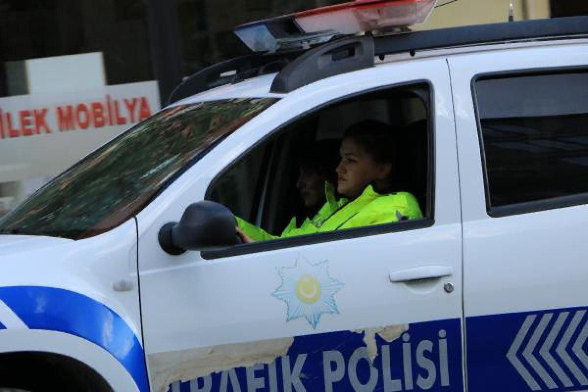 Hakkari'de kadın trafik polisleri görev yapıyor