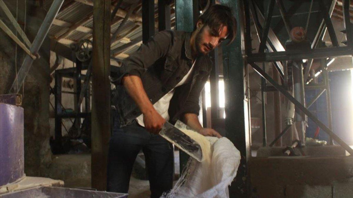 Dedesinden kalma asırlık değirmeni ayakta tutuyor