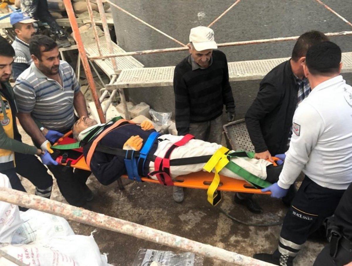 İnşaatta yük asansörü üçüncü kattan yere düştü: 3 yaralı