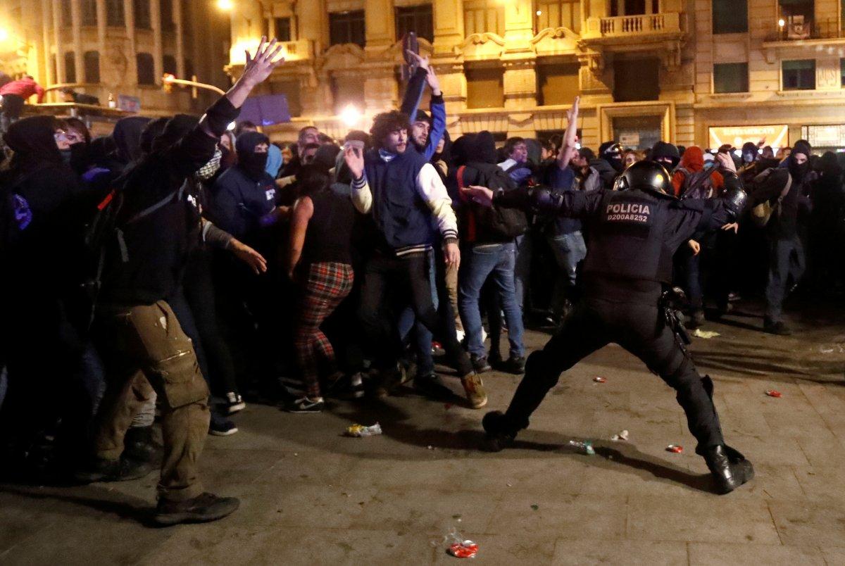Barselona'da ayrılıkçılarla polis arasında çatışmalar