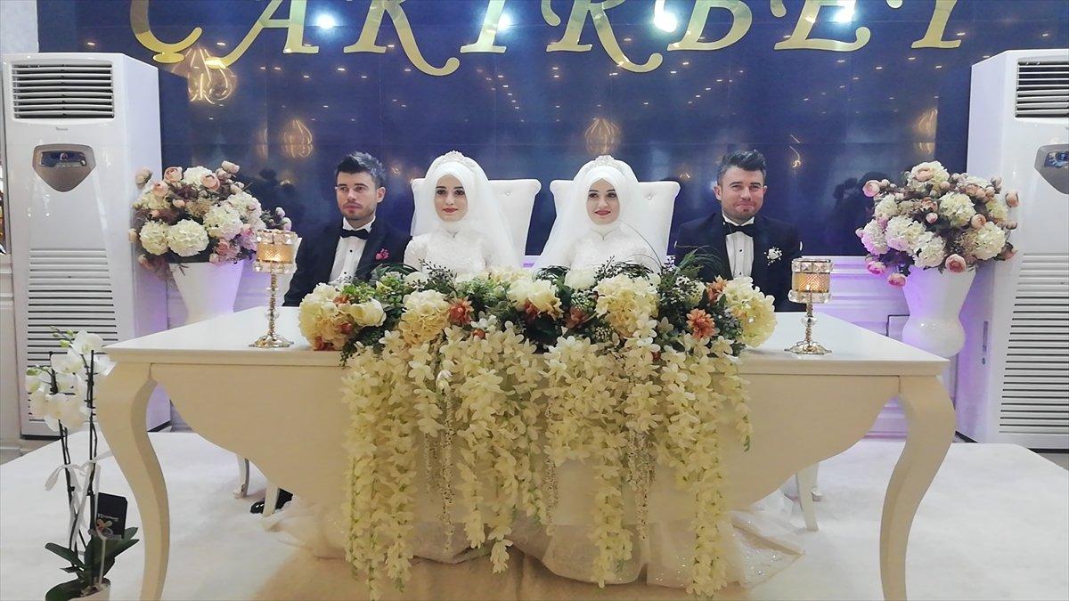 Gelinler de damatlar da ikiz