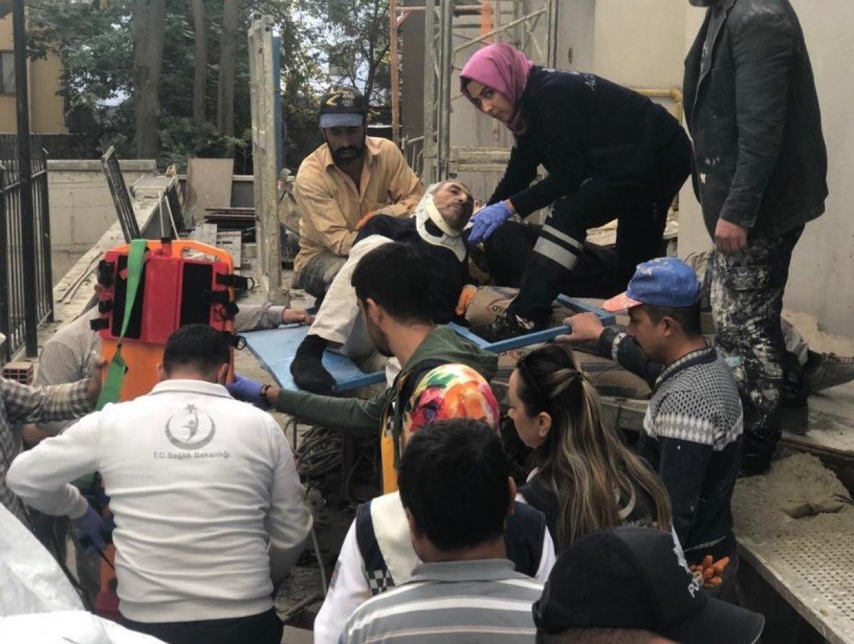 İnşaatta yük asansörü üçüncü kattan yere düştü: 3 yaralı