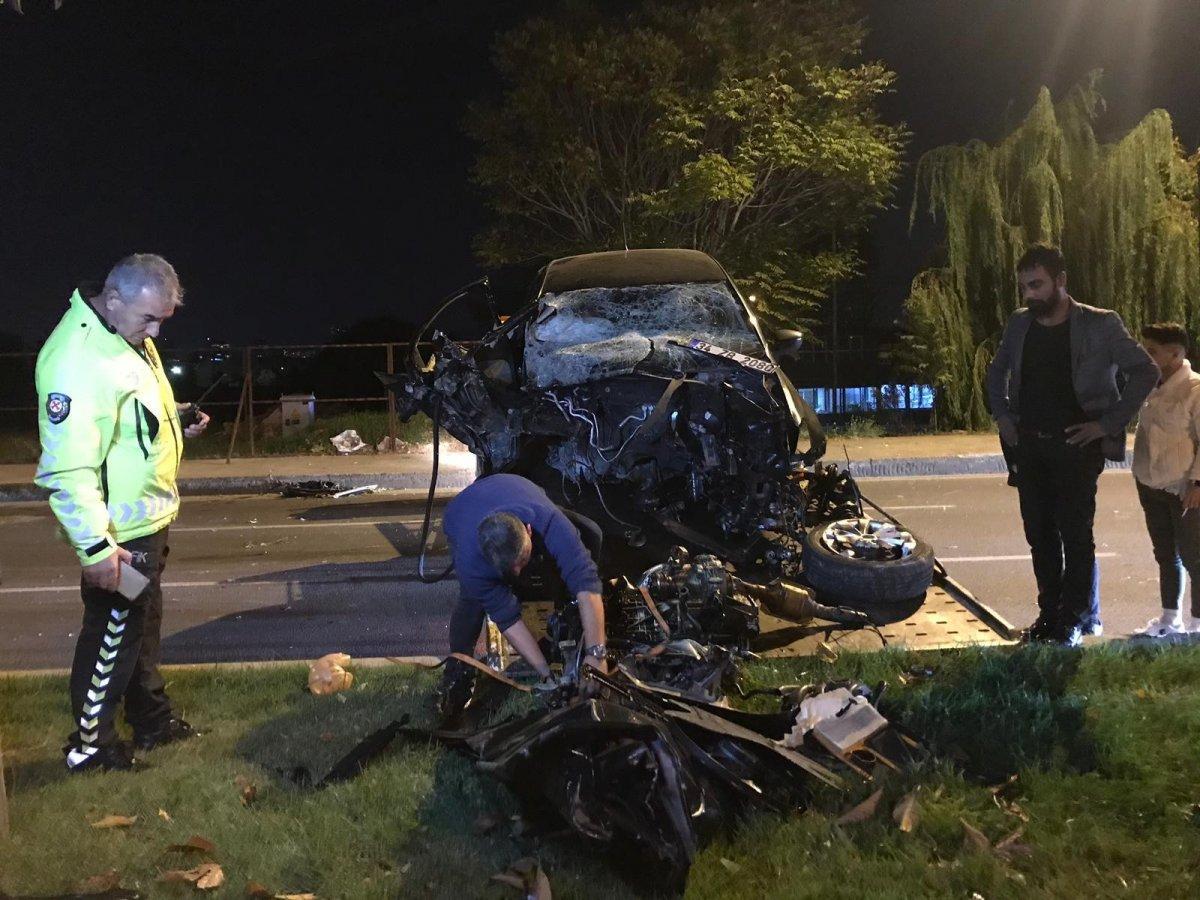 Kartal'da sahilde makas atarak ilerleyen araç kaza yaptı