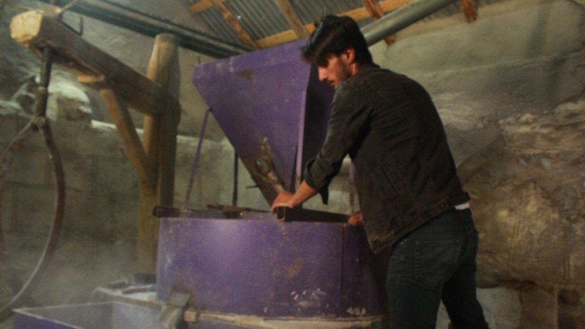 Dedesinden kalma asırlık değirmeni ayakta tutuyor