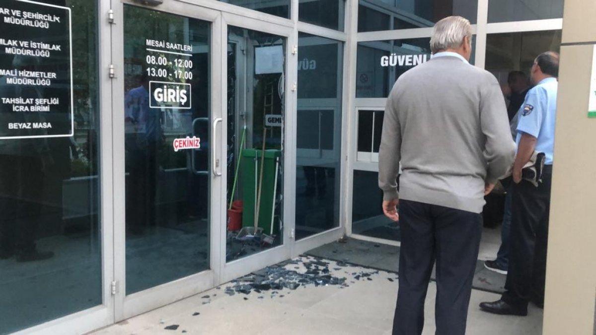 Bursa'da bir kişi belediye binasının camını kırıp güvenlikçiye saldırdı