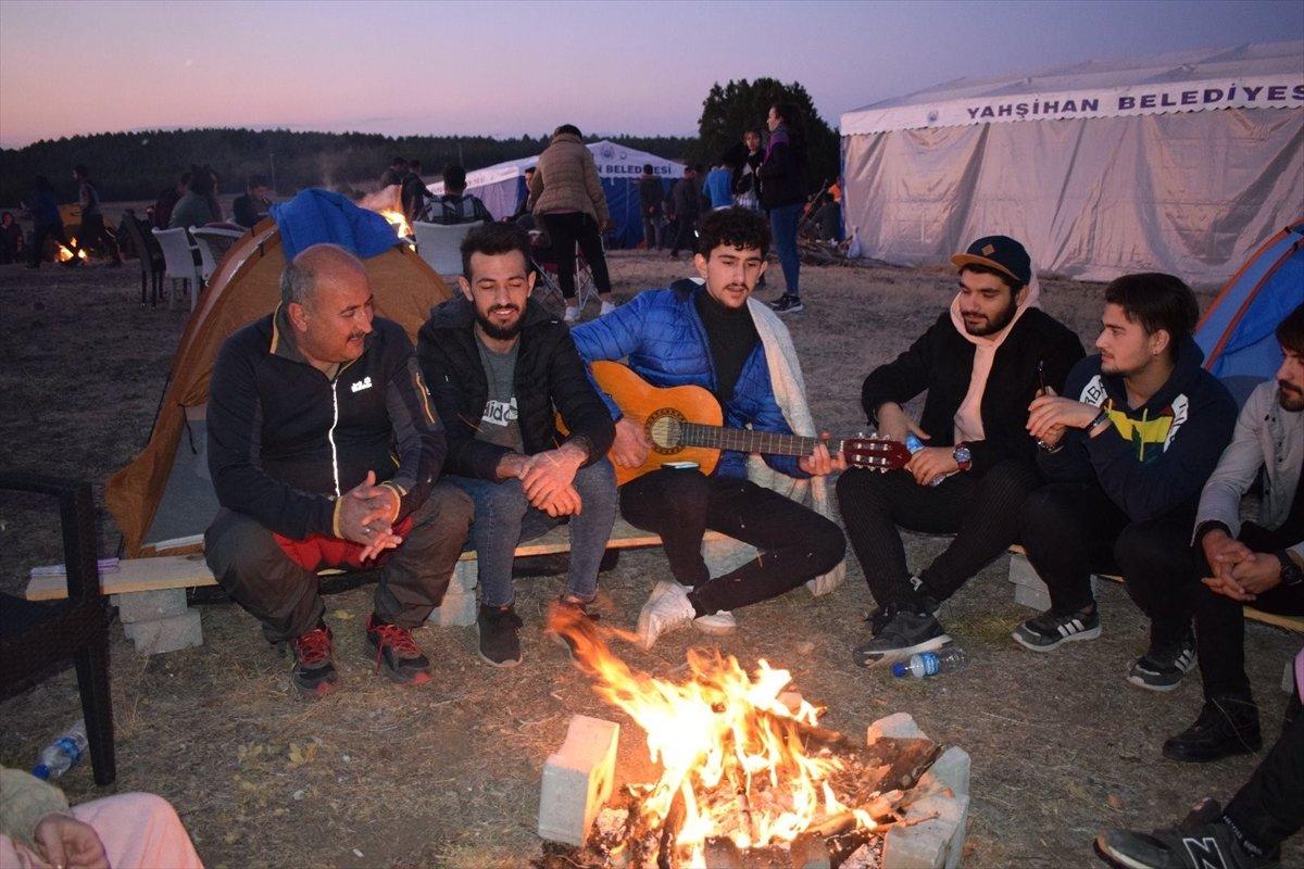 Farkındalık yaratmak için eşekle kitap dağıttı