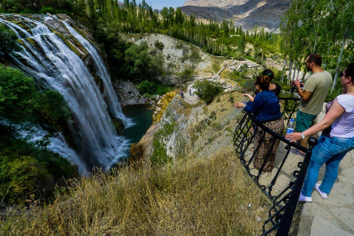Sonbaharda Tortum Şelalesi ziyaretçilerini bekliyor