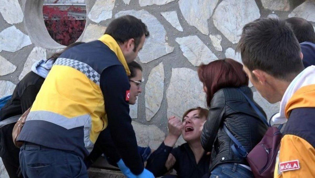 Yol kenarında yürüyen kadına çarptı