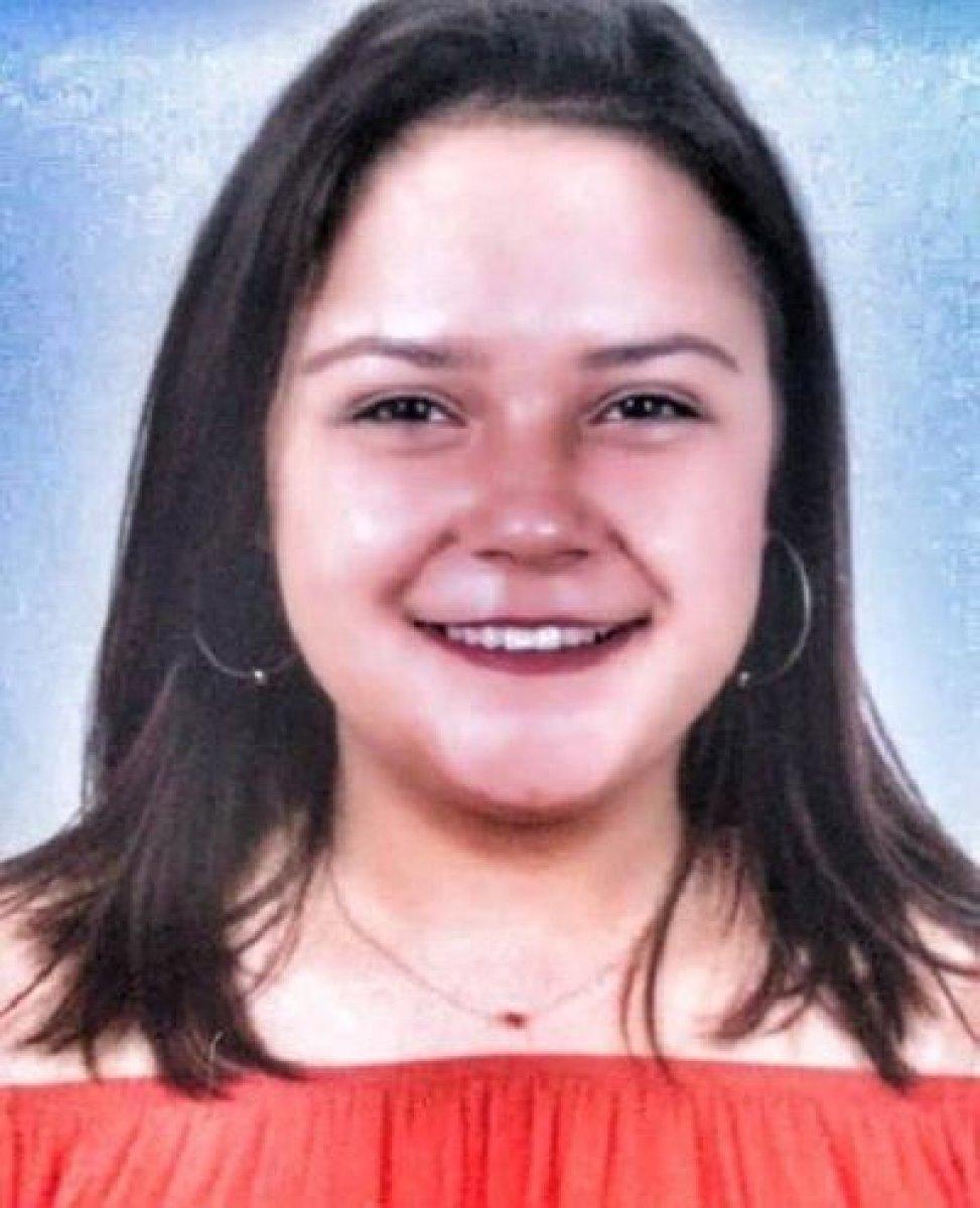 Yol kenarında yürüyen kadına çarptı