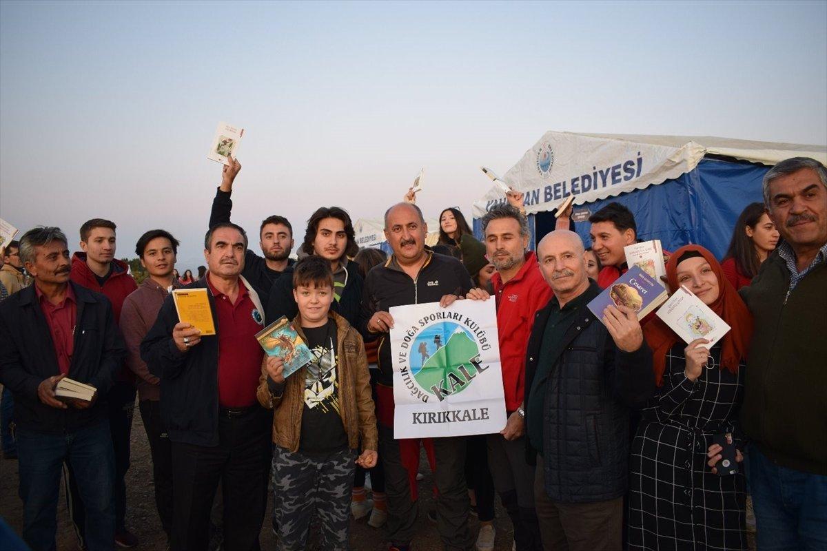 Farkındalık yaratmak için eşekle kitap dağıttı
