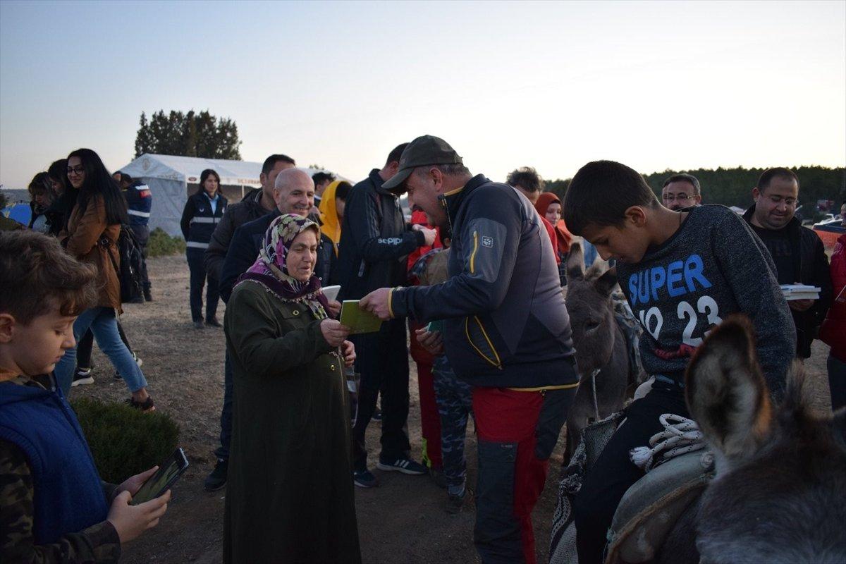 Farkındalık yaratmak için eşekle kitap dağıttı