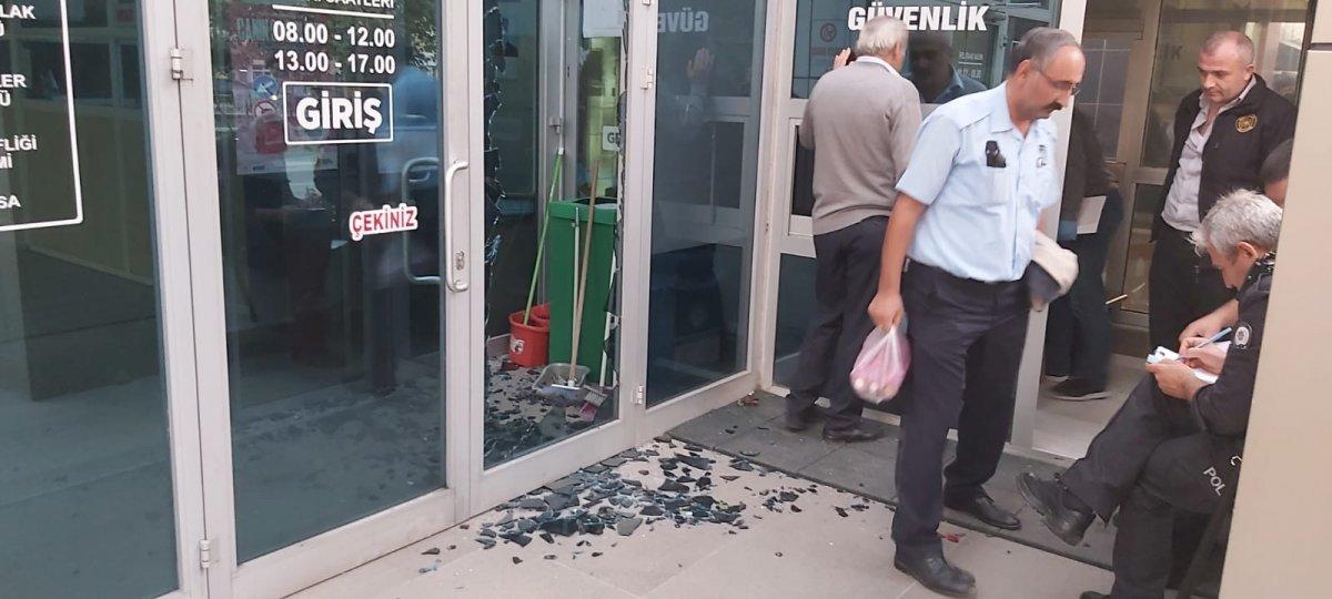 Bursa'da bir kişi belediye binasının camını kırıp güvenlikçiye saldırdı