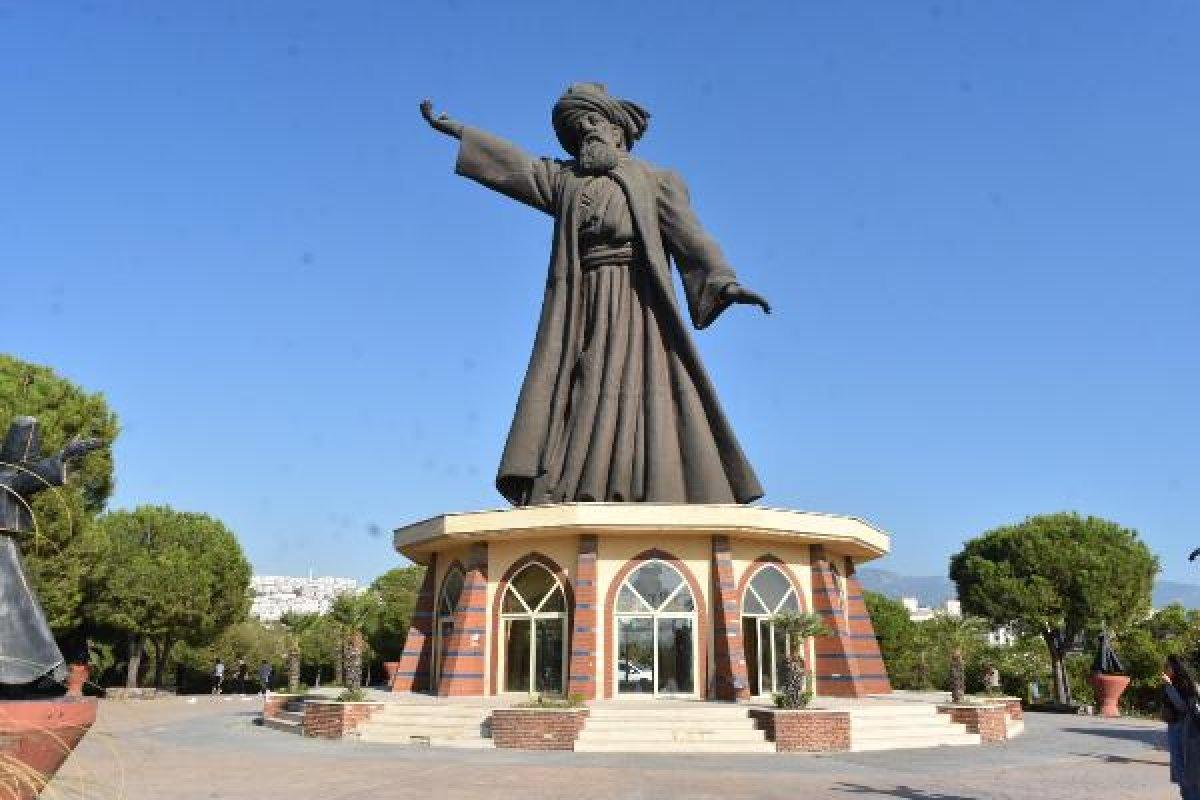 İzmir'de Mevlana heykeline büyük saygısızlık