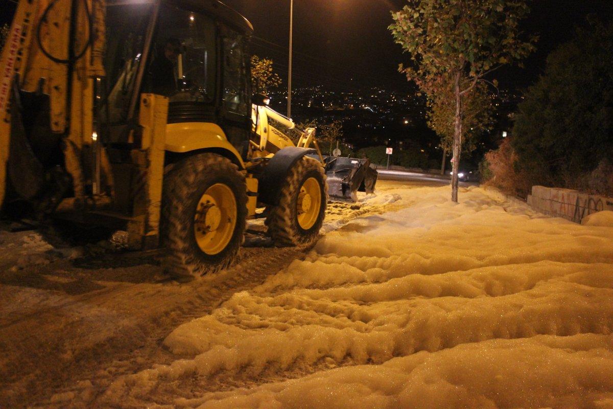 Hatay'da sokaklara yayılan köpük insanları korkuttu