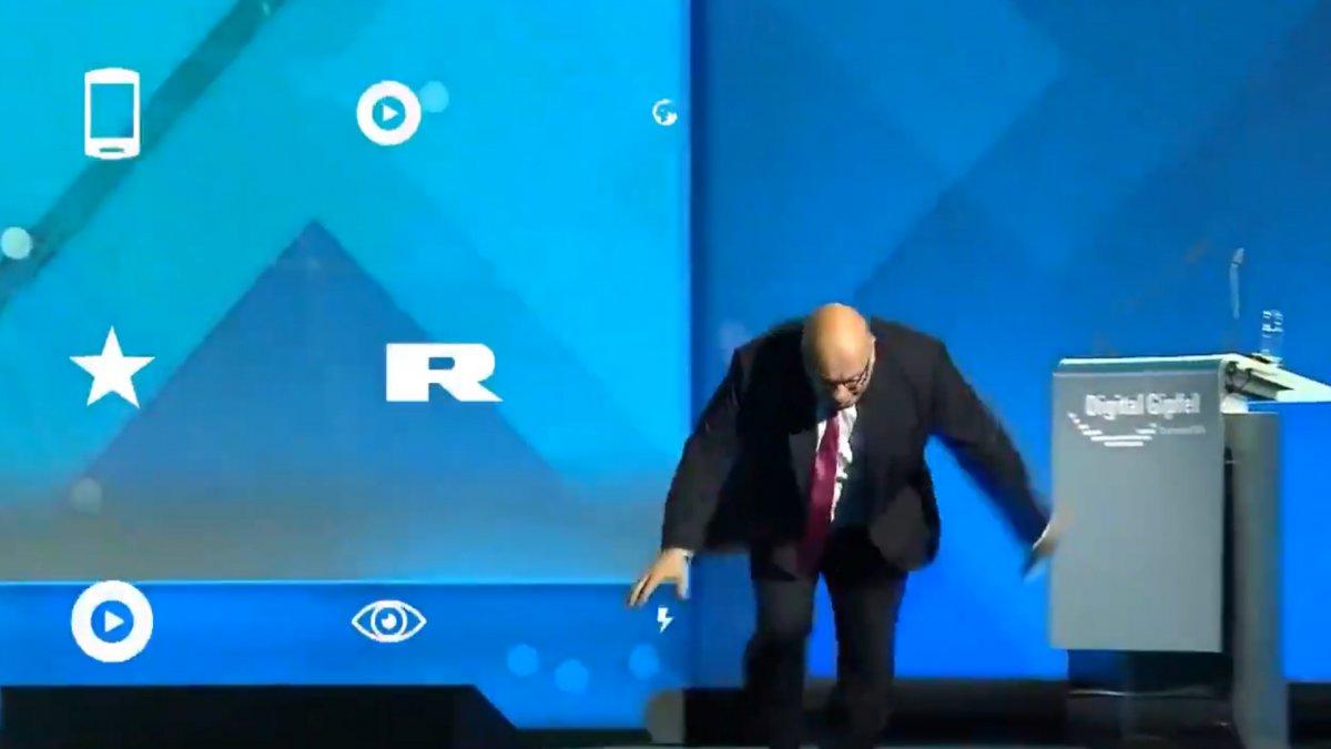 Almanya Ekonomi Bakanı'nın sahneden düştüğü anlar