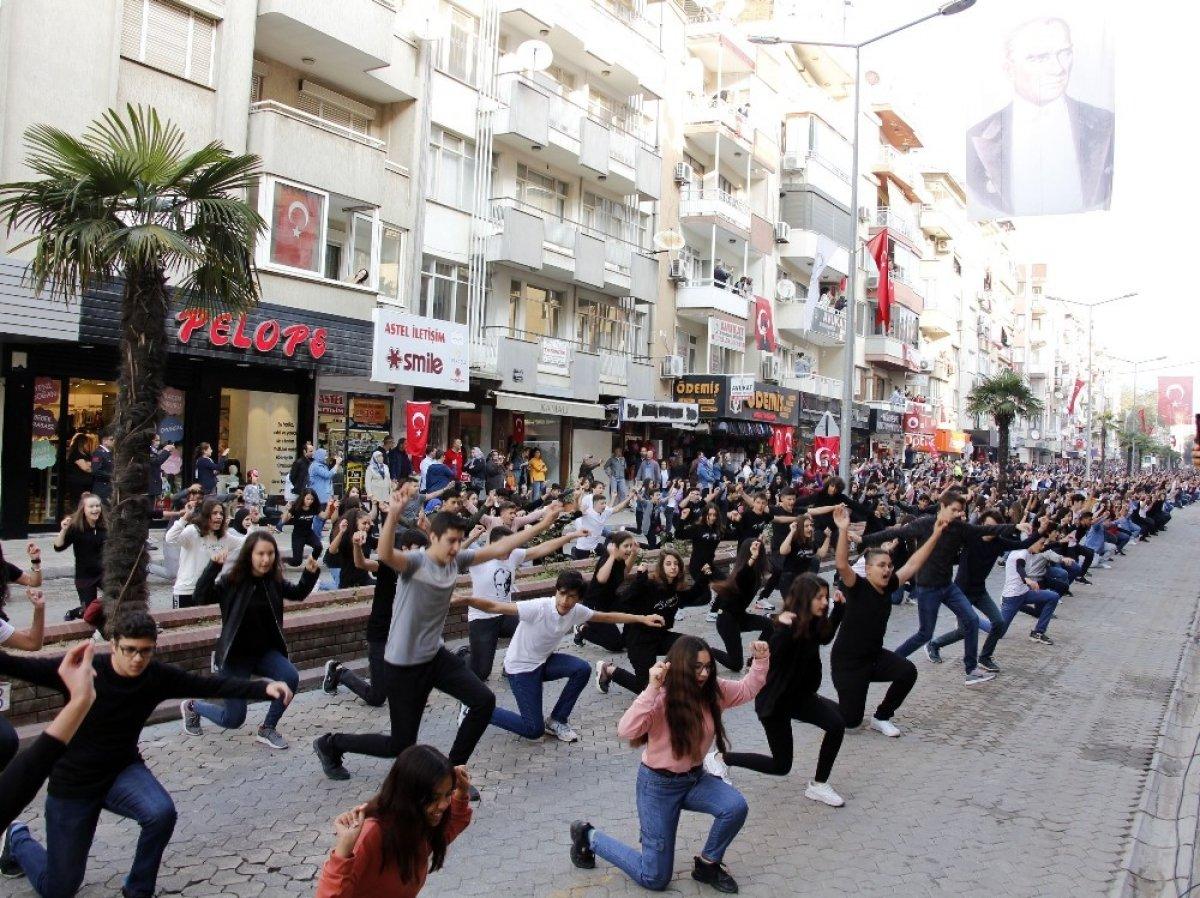 İzmir'de 2 bin kişi zeybek oynadı