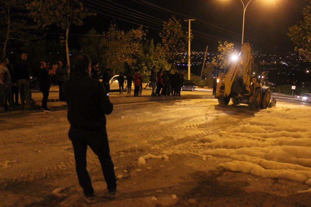 Hatay'da sokaklara yayılan köpük insanları korkuttu