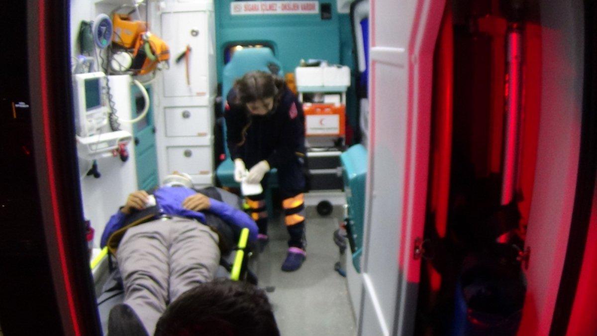 Motosiklet sürücüsüne hem çarptı hem darbetti