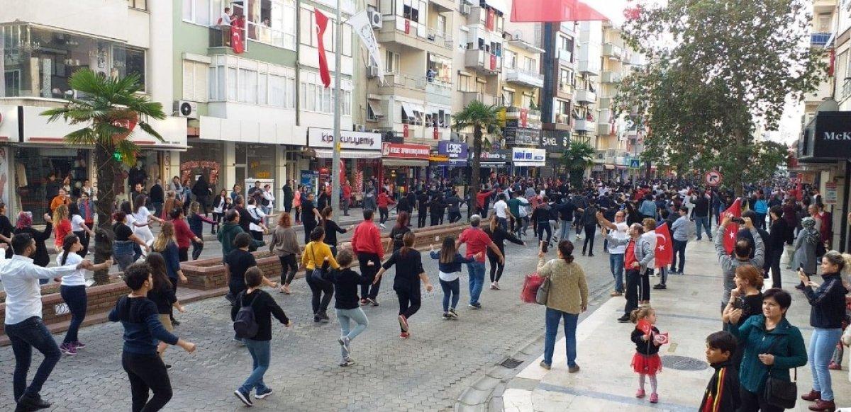 İzmir'de 2 bin kişi zeybek oynadı