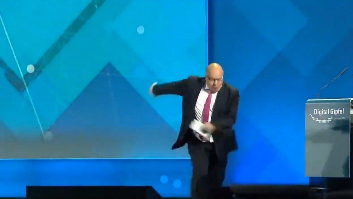 Almanya Ekonomi Bakanı'nın sahneden düştüğü anlar