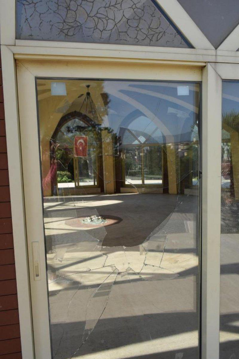 İzmir'de Mevlana heykeline büyük saygısızlık