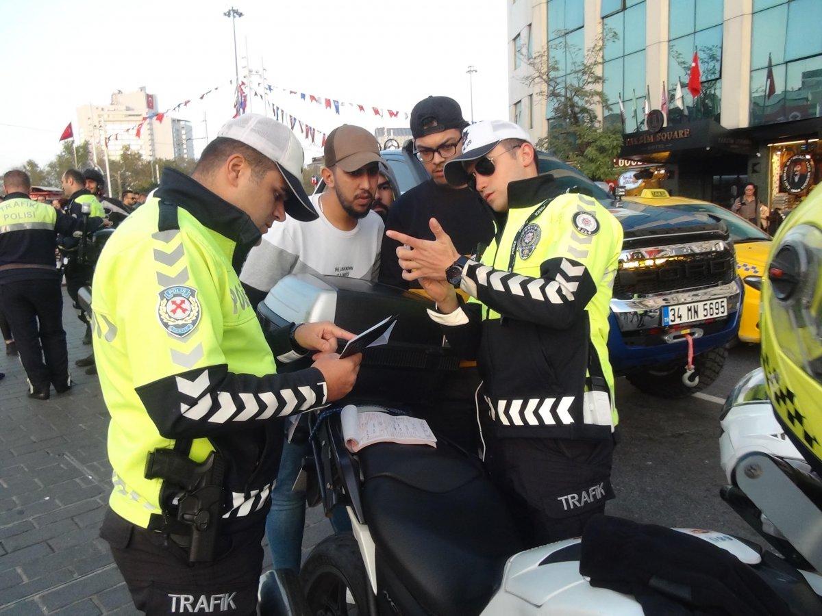 Taksim'de çakar kullanan lüks pikap sürücüsüne ceza