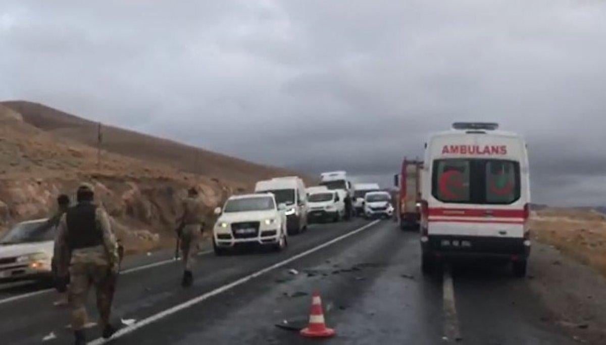 Van'da iki araç çarpıştı: 3 ölü, 4 yaralı
