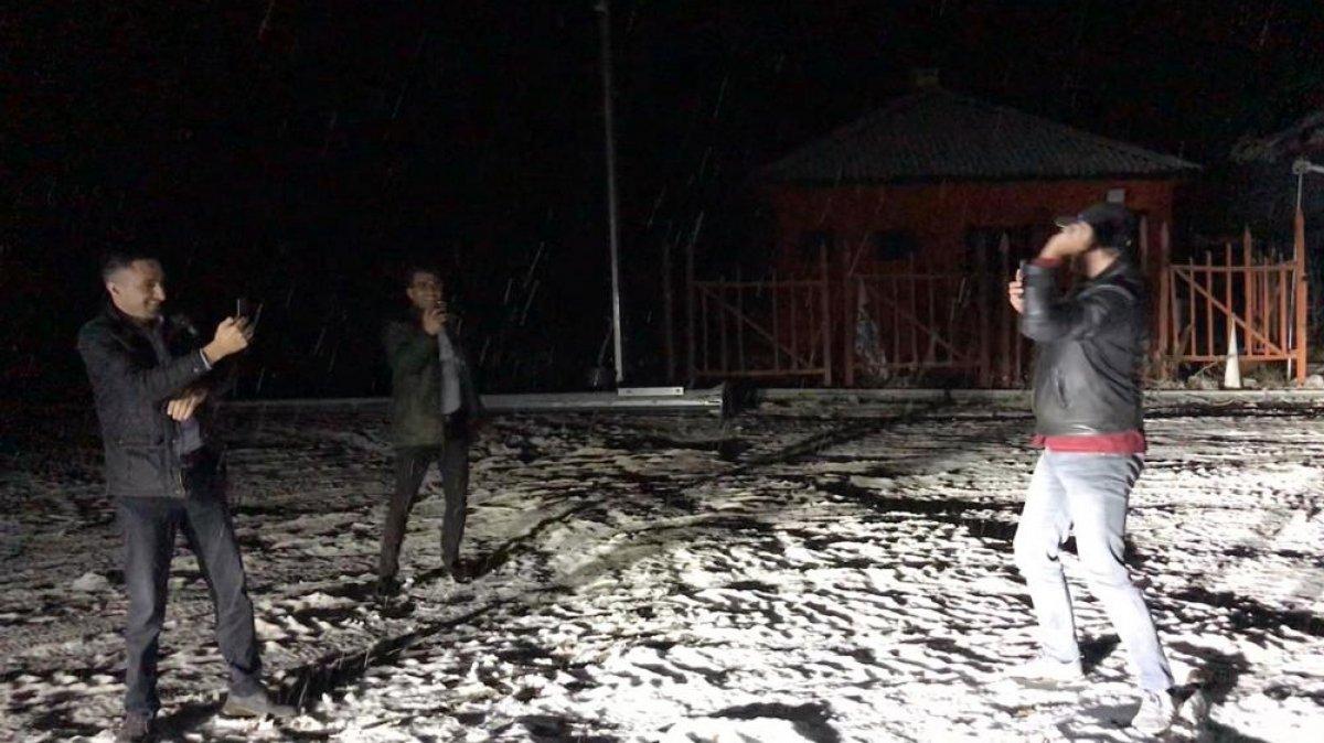 Kars'a mevsimin ilk karı yağdı