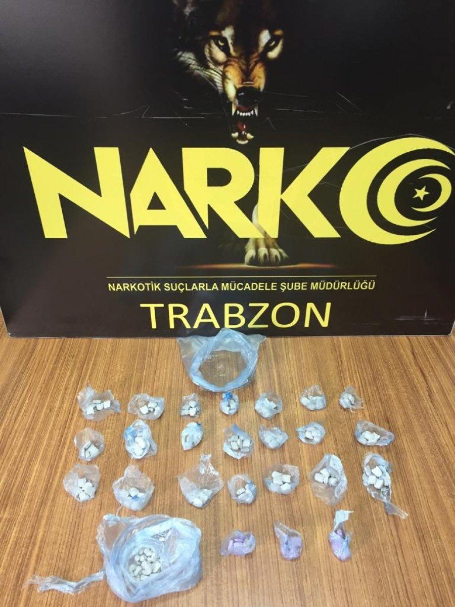 İç çamaşırına uyuşturucu saklayan bir kişi yakalandı